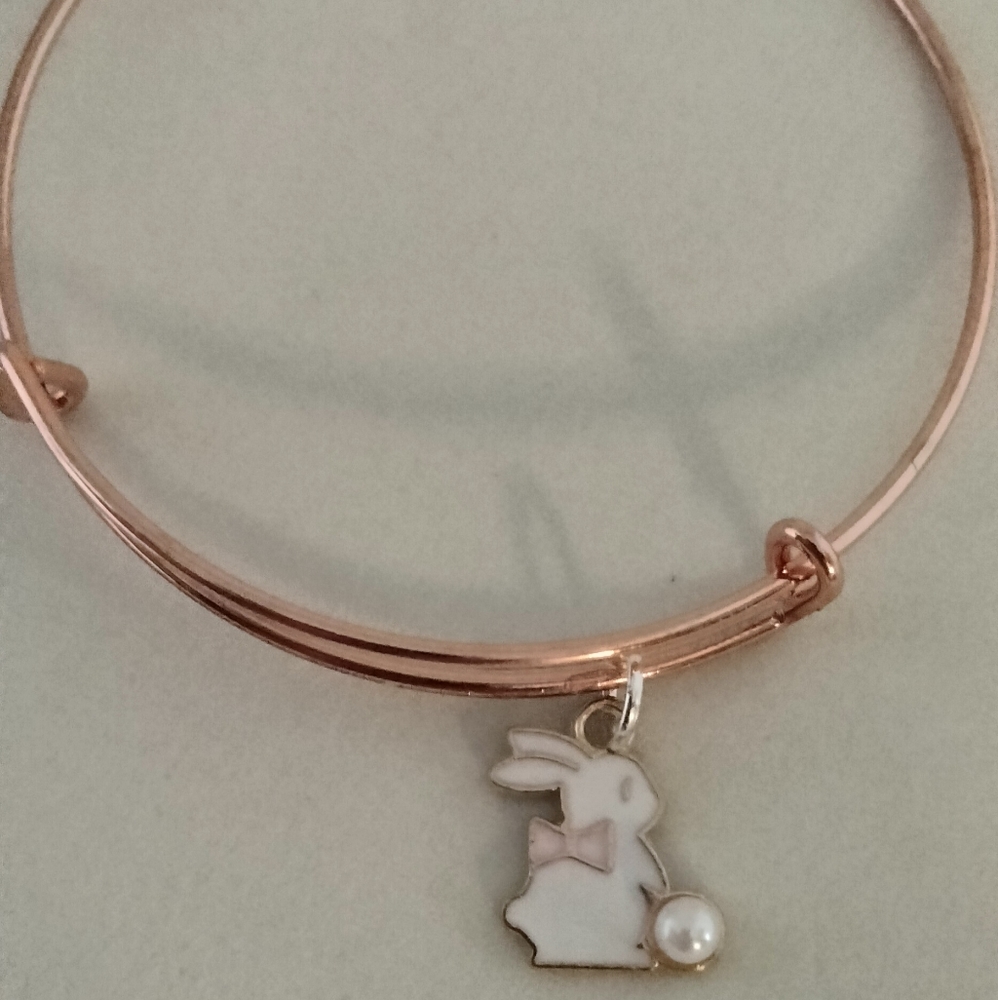 Bunny with pearl on rose gold color bracelet